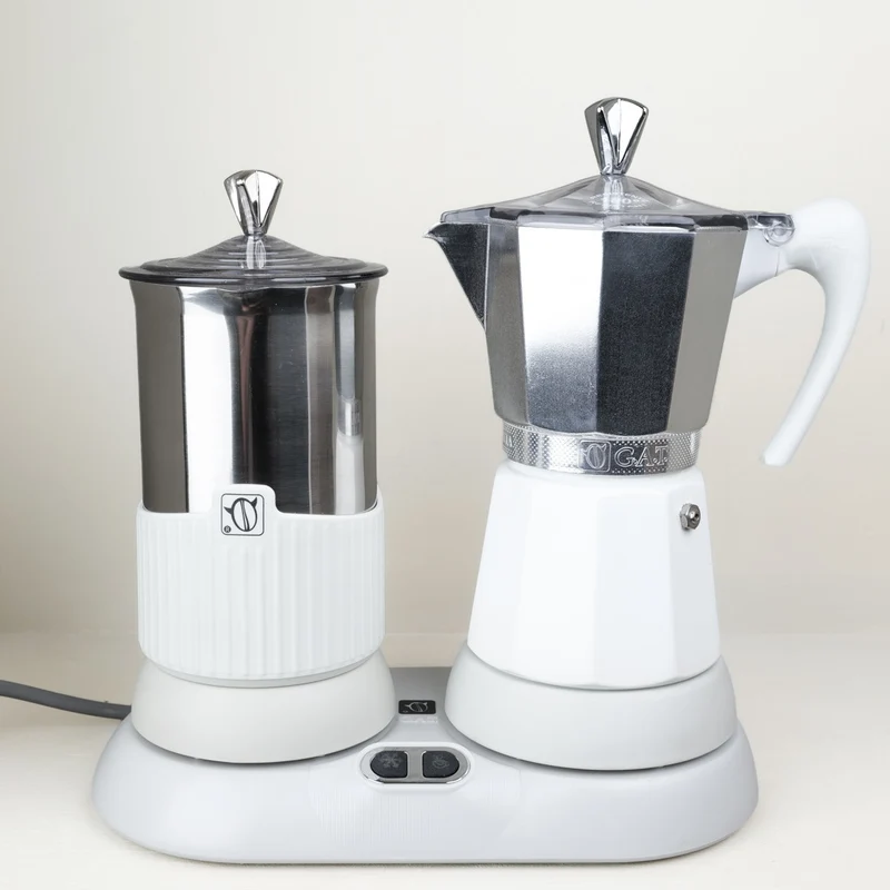 Cafetière et mousseur à lait en aluminium