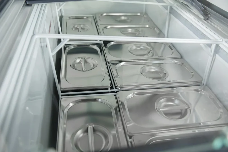 Vitrine à glace avec couvercle coulissant en verre – 9 x 5 L – 278 L – noire