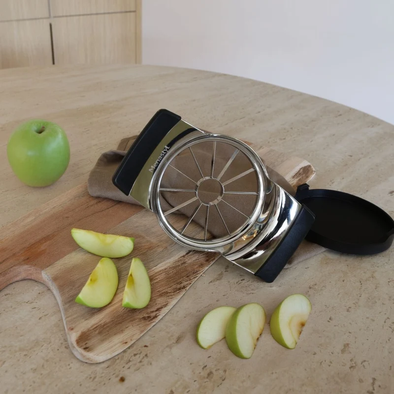 Coupe-pomme en métal avec poignées en plastique noir