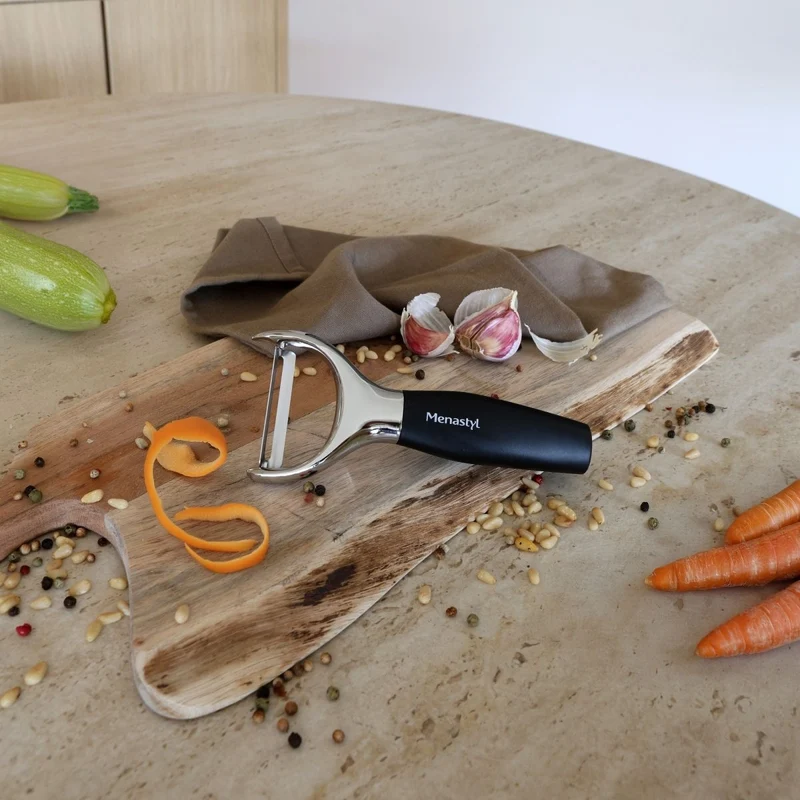 Épluche-légumes en acier inoxydable avec manche en plastique noir