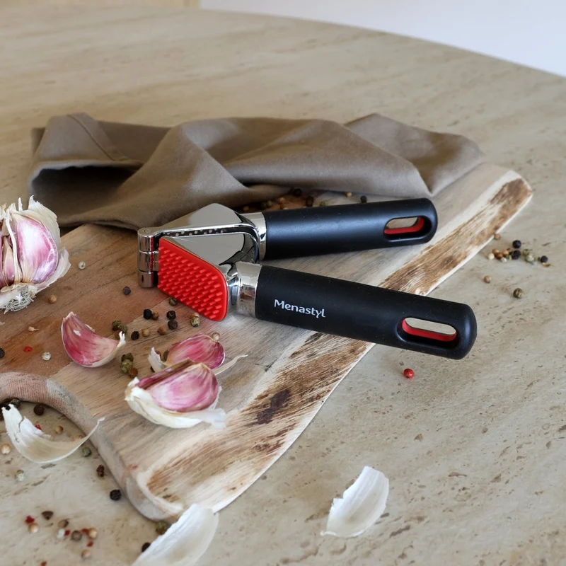 Presse-ail en métal avec manche en plastique noir