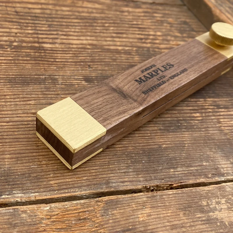 Fausse équerre en bois de rose et laiton
