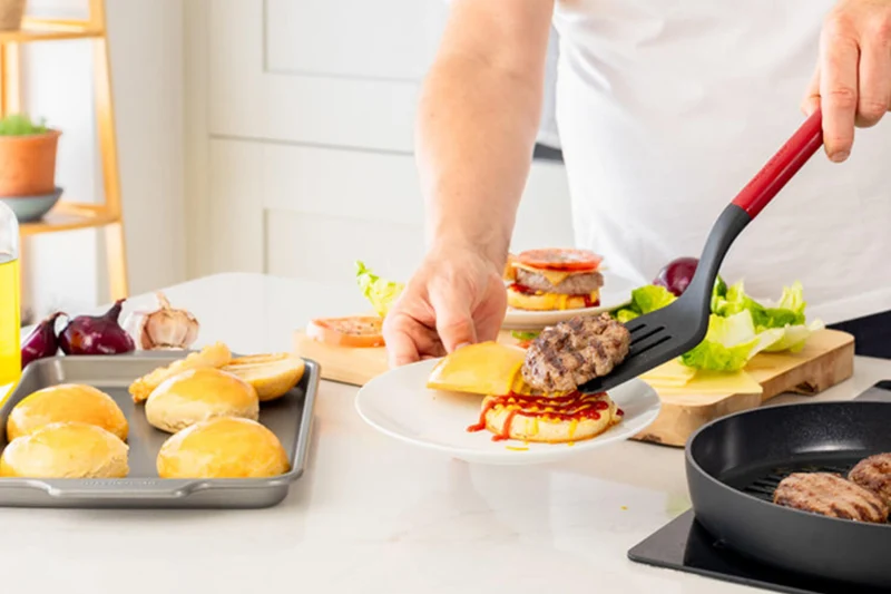Spatule ajourée Kitchen Aid en nylon 34cm
