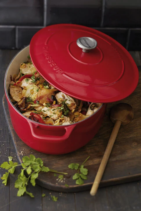 Cocotte Mijoteuse fonte ovale rouge Le Chasseur Invicta