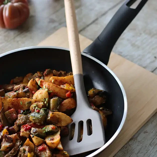 Spatule ajourée Eliott en silicone avec manche en bois