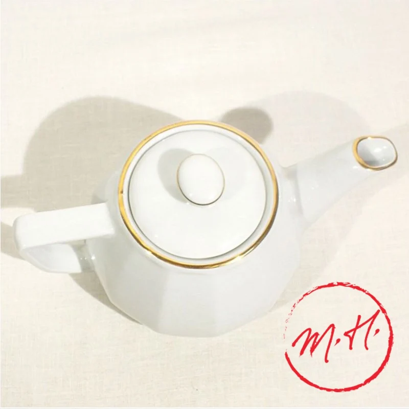 Théière en porcelaine blanche filet or