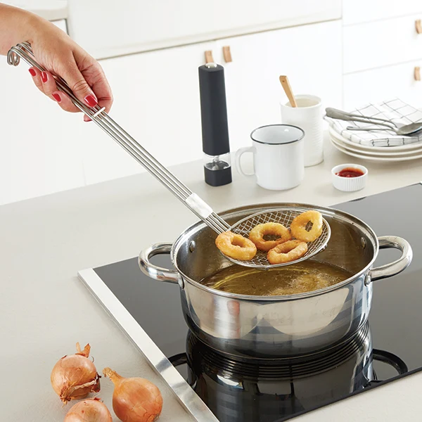 Lot friteuse traditionnelle, coupe-frites et araignée à friture