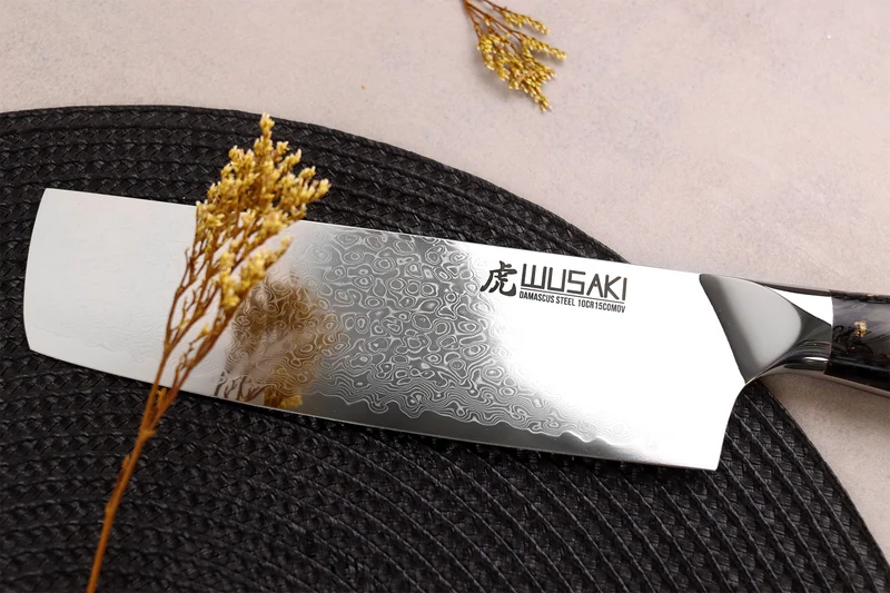 Couteau nakiri Wusaki Sakin Damas 10Cr 17cm manche en fibre de carbone et feuille d'or