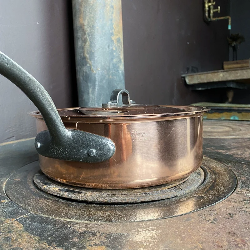 Sauteuse avec couvercle en cuivre étamée