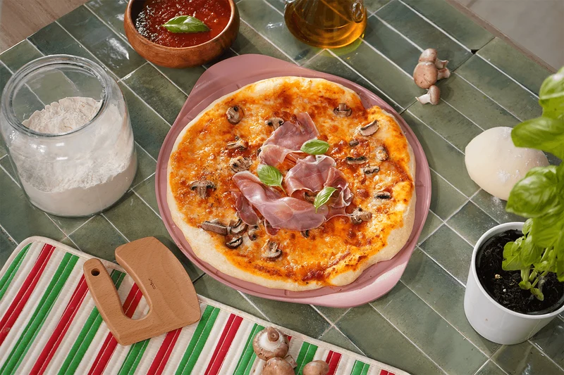 Plat à pizza Cookut Le Formidable guimauve avec coupe-pizza et livret de recettes