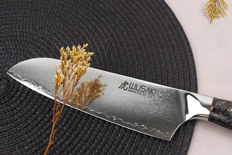 Couteau santoku Wusaki Sakin Damas 10Cr 17cm manche en fibre de carbone et feuille d'or
