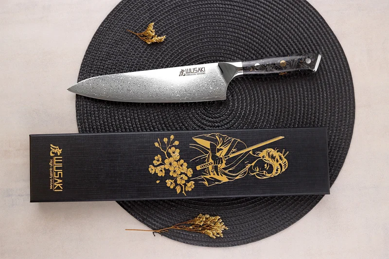Couteau de chef Wusaki Sakin Damas 10Cr 20cm manche en fibre de carbone et feuille d'or