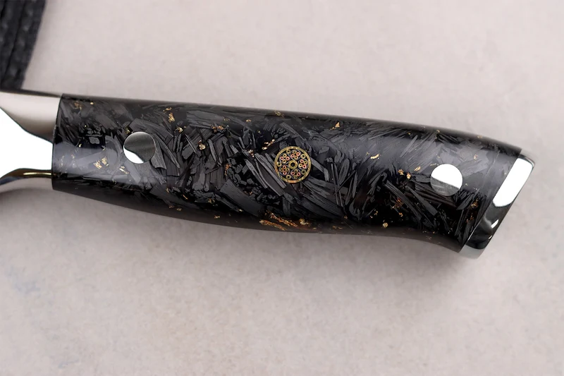 Couteau de chef Wusaki Sakin Damas 10Cr 20cm manche en fibre de carbone et feuille d'or