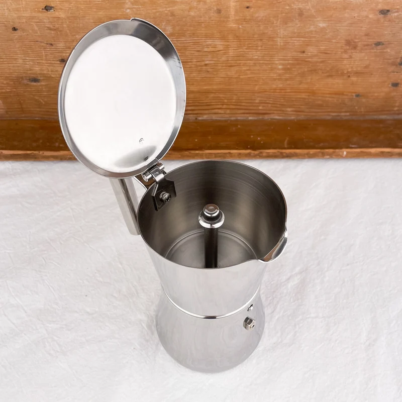 Cafetière italienne avec fermeture par rotation de la poignée