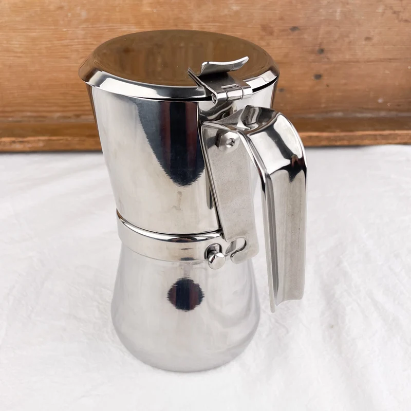 Cafetière italienne avec fermeture par rotation de la poignée