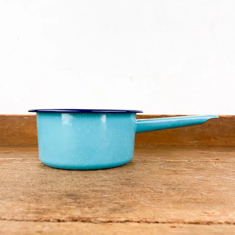 Casserole en émail turquoise