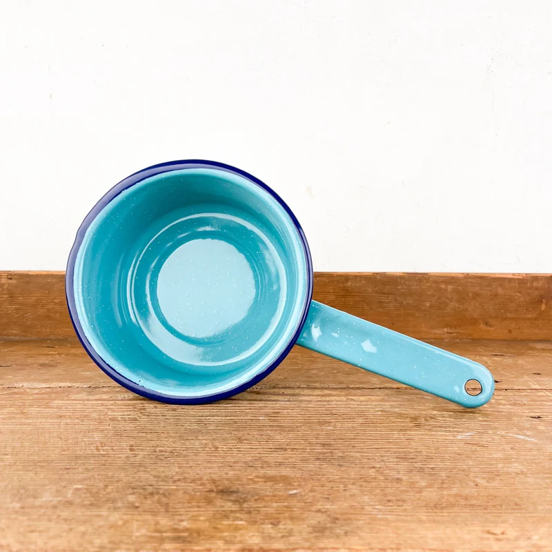 Casserole en émail turquoise