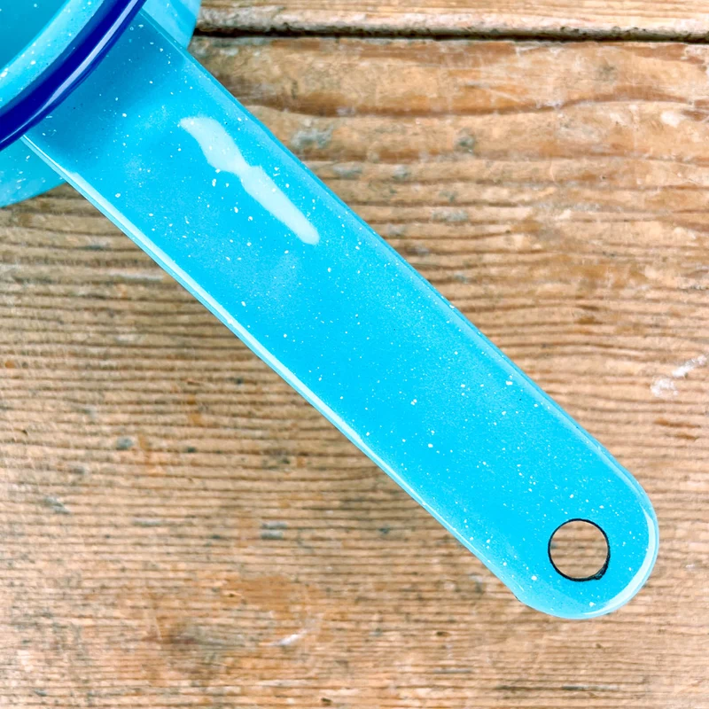 Casserole en émail turquoise