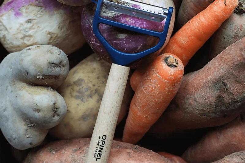 Éplucheur Opinel T-Duo bleu double lames microdentée et julienne manche en hêtre