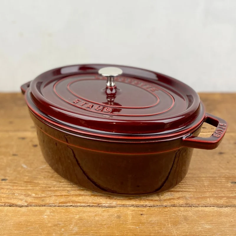 Cocotte ovale en fonte grenat