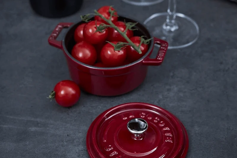 Mini cocotte Staub ronde en fonte émaillée cerise 10cm