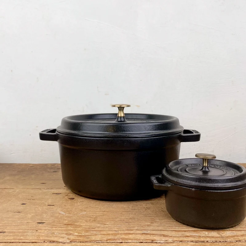 Cocotte en fonte ronde noire mate