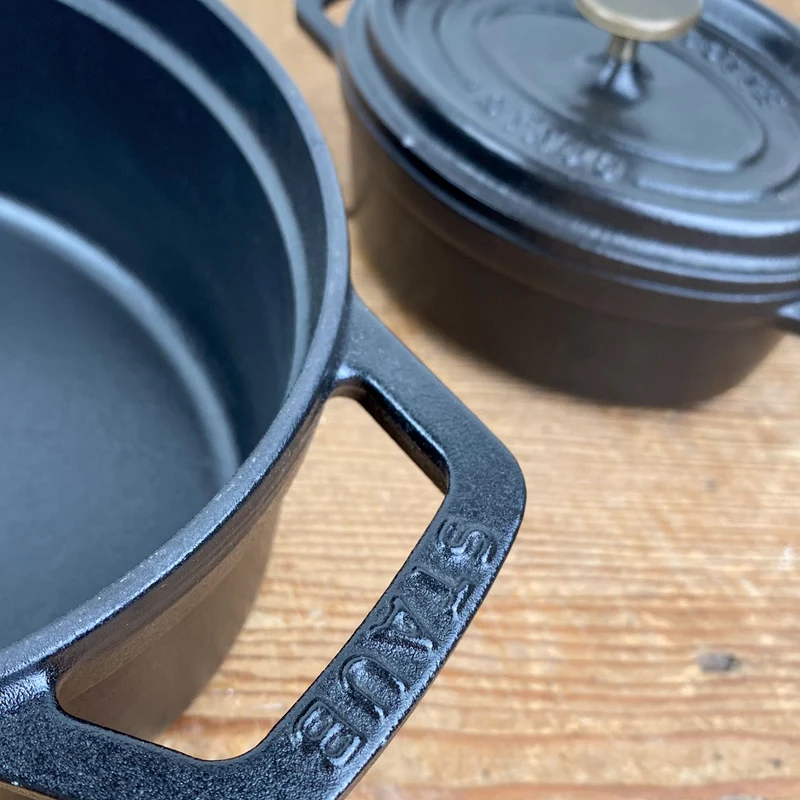 Cocotte en fonte ovale noire mate