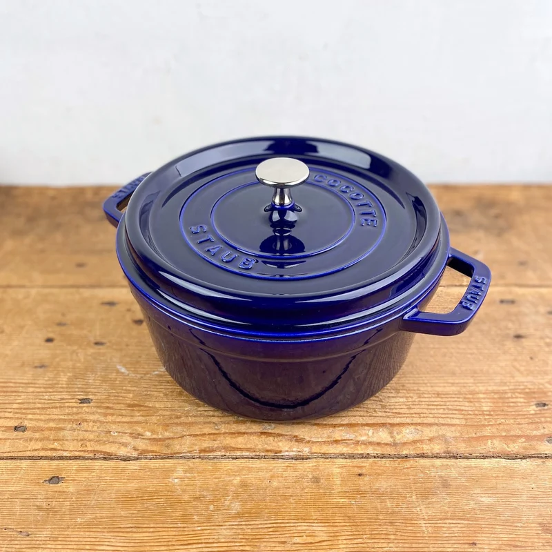 Cocotte en fonte bleu intense
