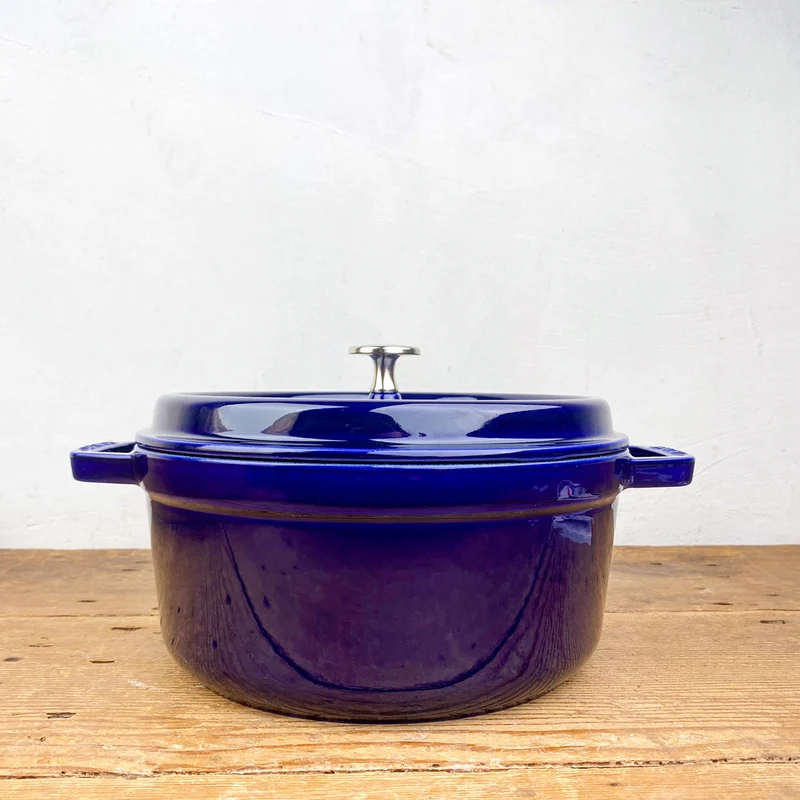 Cocotte en fonte bleu intense