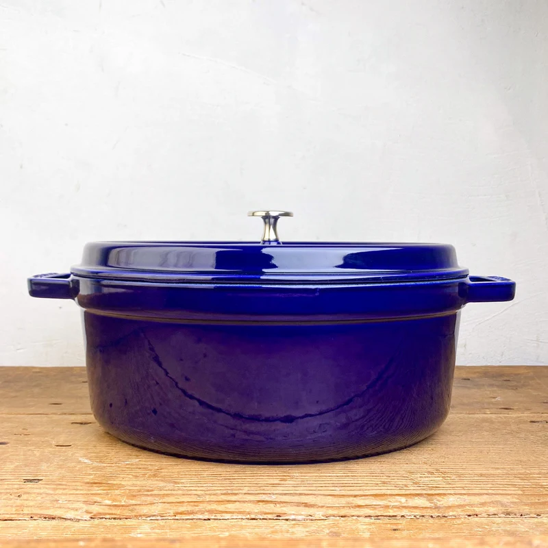 Cocotte en fonte bleu intense