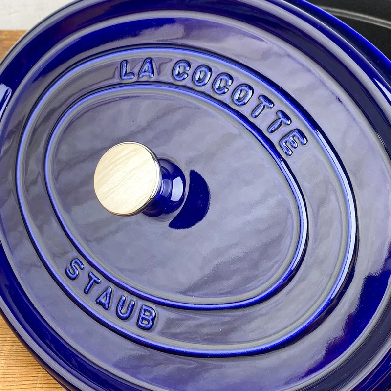 Cocotte en fonte bleu intense