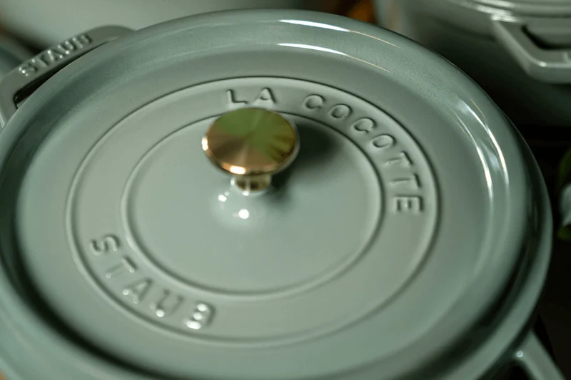 Cocotte Staub ronde en fonte émaillée Eucalyptus