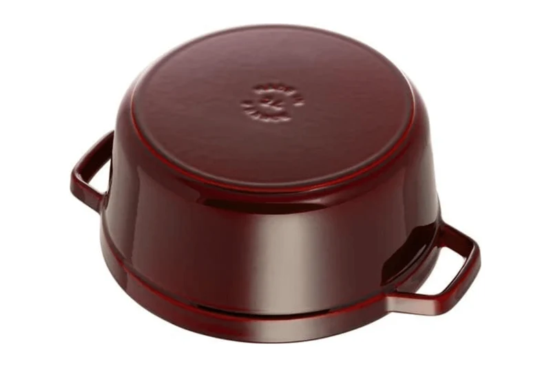 Cocotte Staub ronde en fonte émaillée grenadine