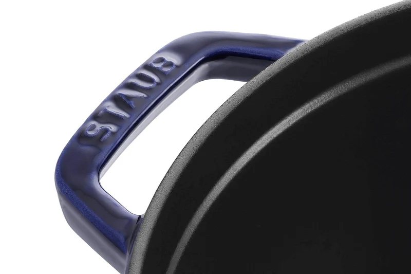 Cocotte Staub ronde en fonte émaillée bleu intense