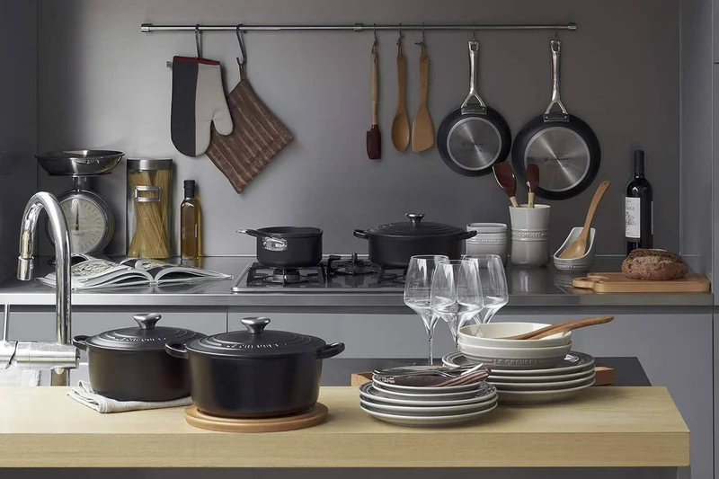 Cocotte ronde en fonte émaillée Le Creuset Signature 24cm Noir Mat