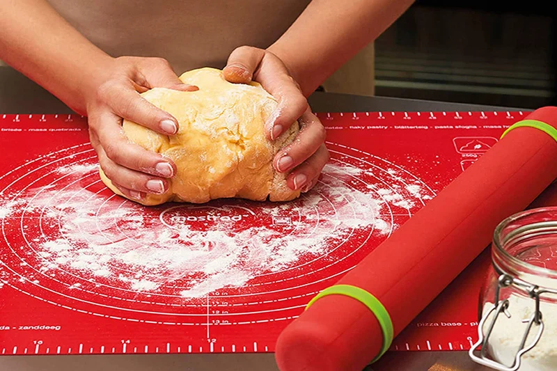 Feuille à pâtisserie Mastrad graduée en silicone rouge 60x40cm