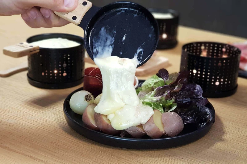 Service à raclette à la bougie Cookut Lumi noir - Services individuels poêlons et spatules
