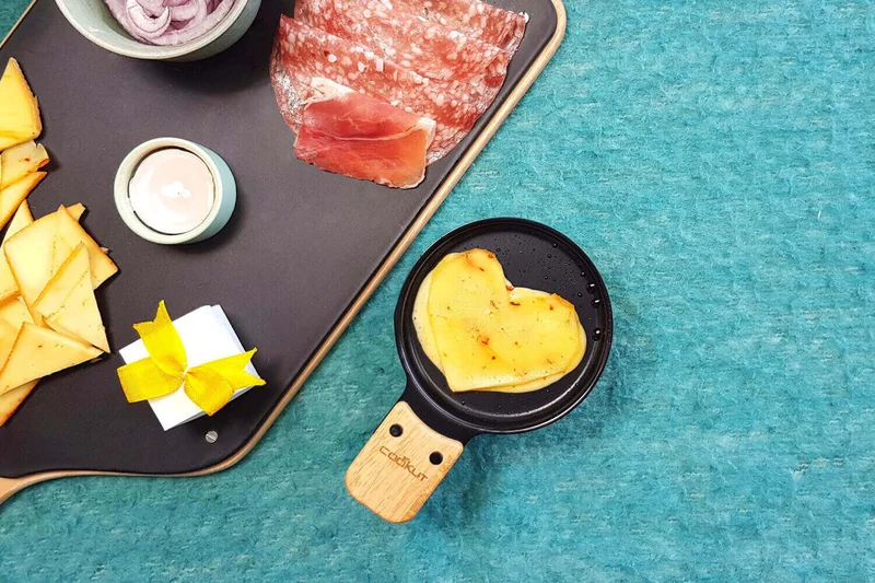 Service à raclette à la bougie Cookut Lumi noir - Services individuels poêlons et spatules